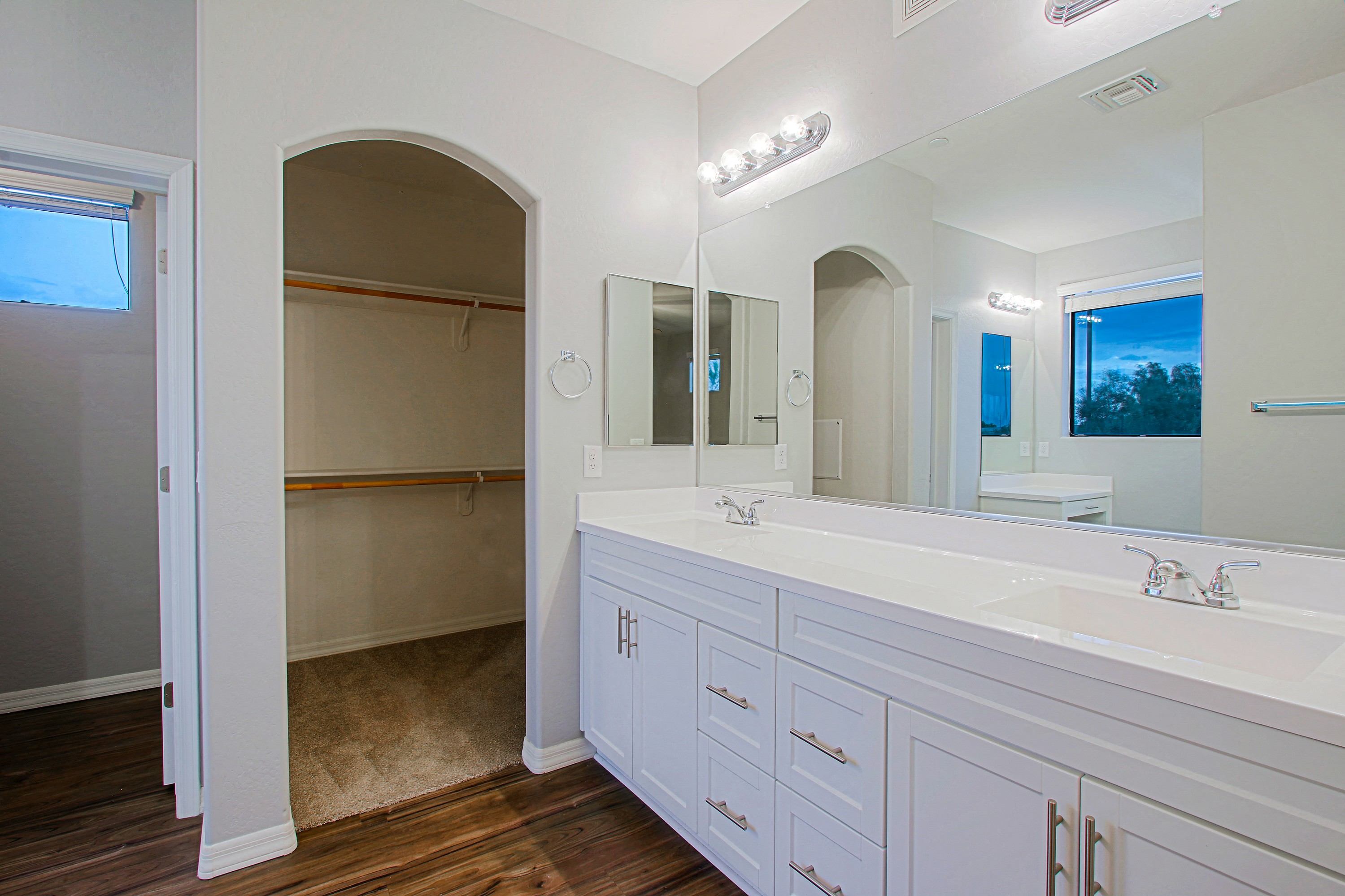 Luxury Gated Condo With Split Floorplan &amp; Walk-in Closets photo 5